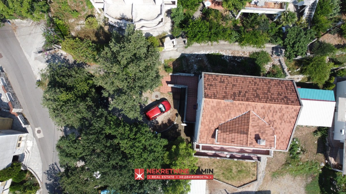 Kuća podijeljena na stanove, sa urbanizovanim placem, Lazi, Budva